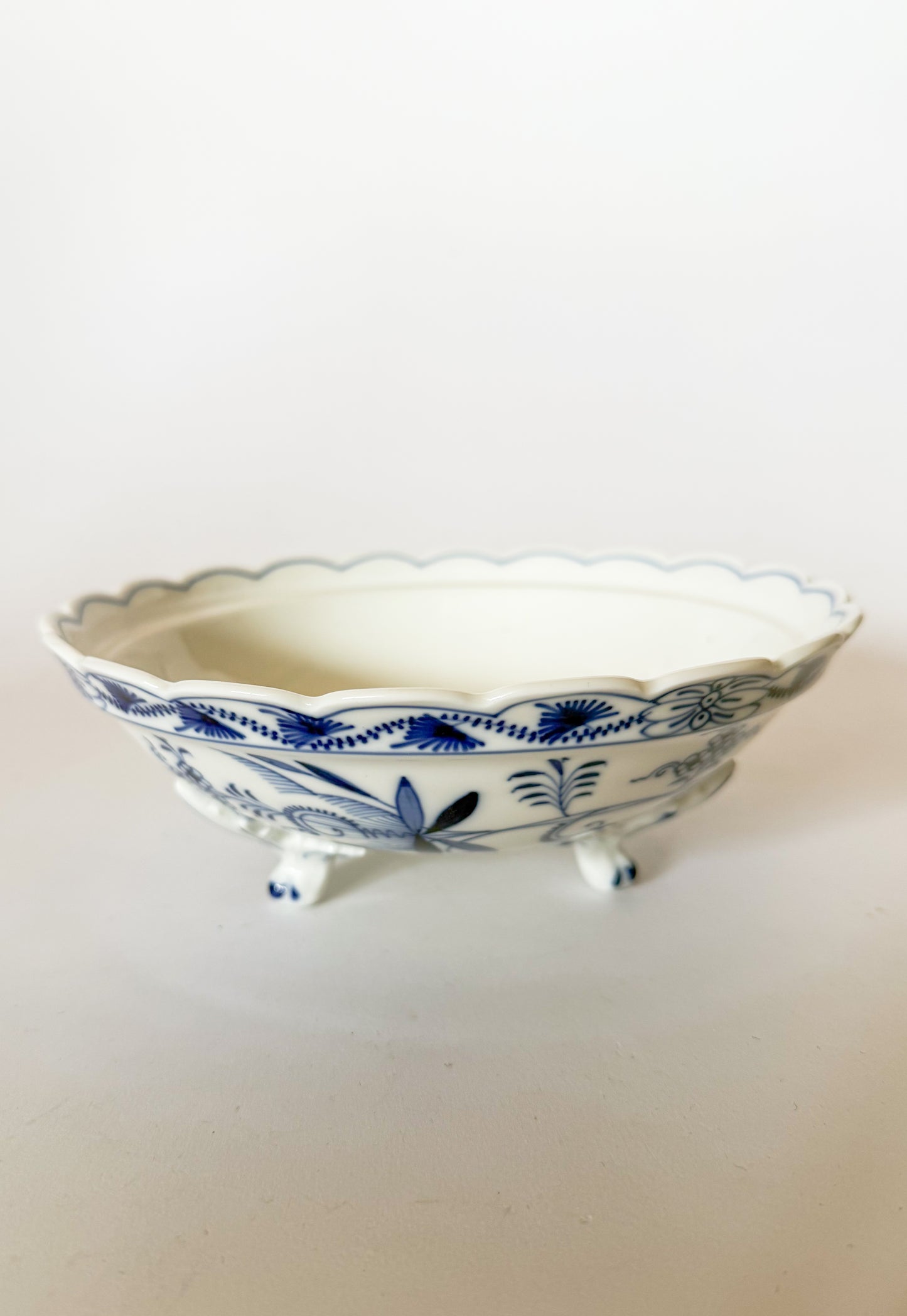 19th Century Franziska Hirsch Porcelain Scalloped Blue Onion Berry Bowl