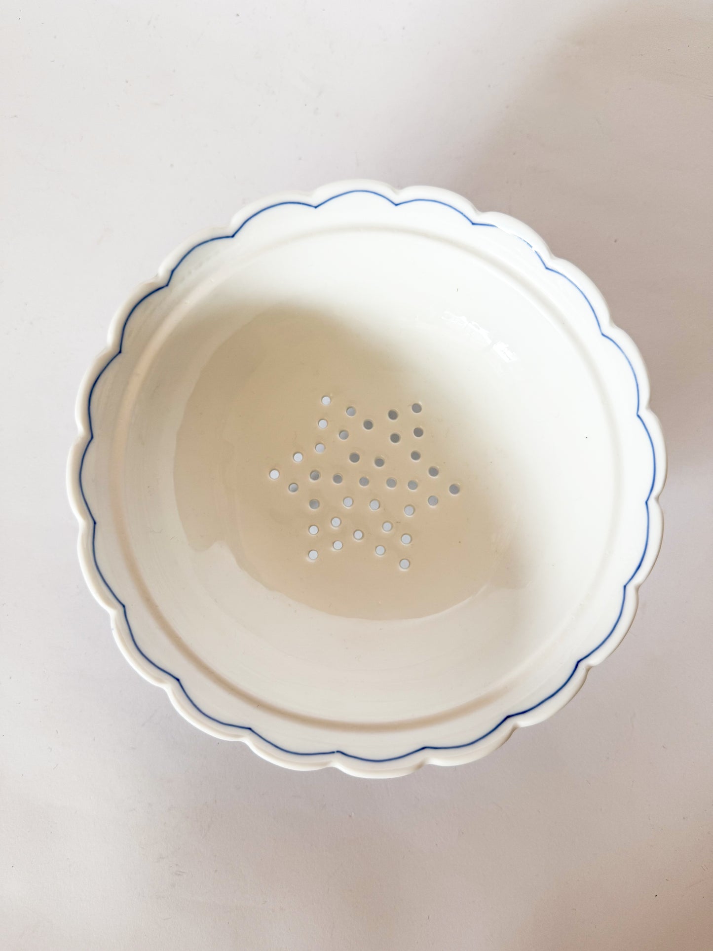 19th Century Franziska Hirsch Porcelain Scalloped Blue Onion Berry Bowl