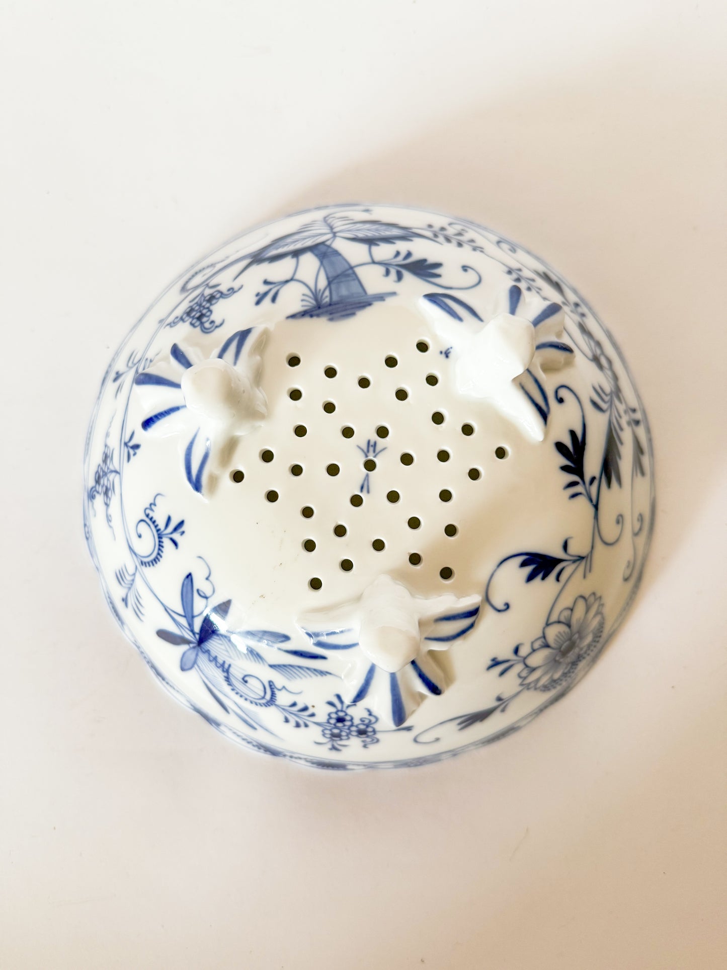 19th Century Franziska Hirsch Porcelain Scalloped Blue Onion Berry Bowl