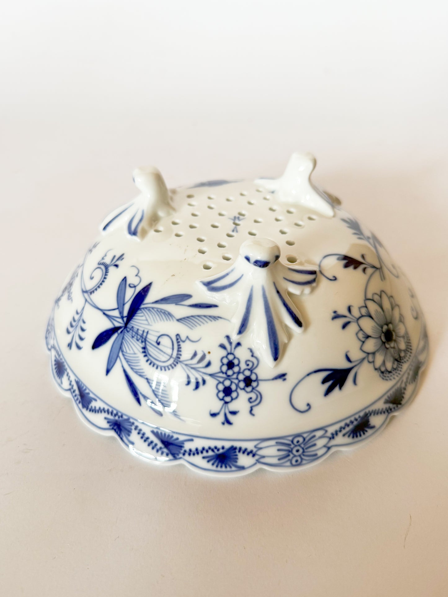 19th Century Franziska Hirsch Porcelain Scalloped Blue Onion Berry Bowl