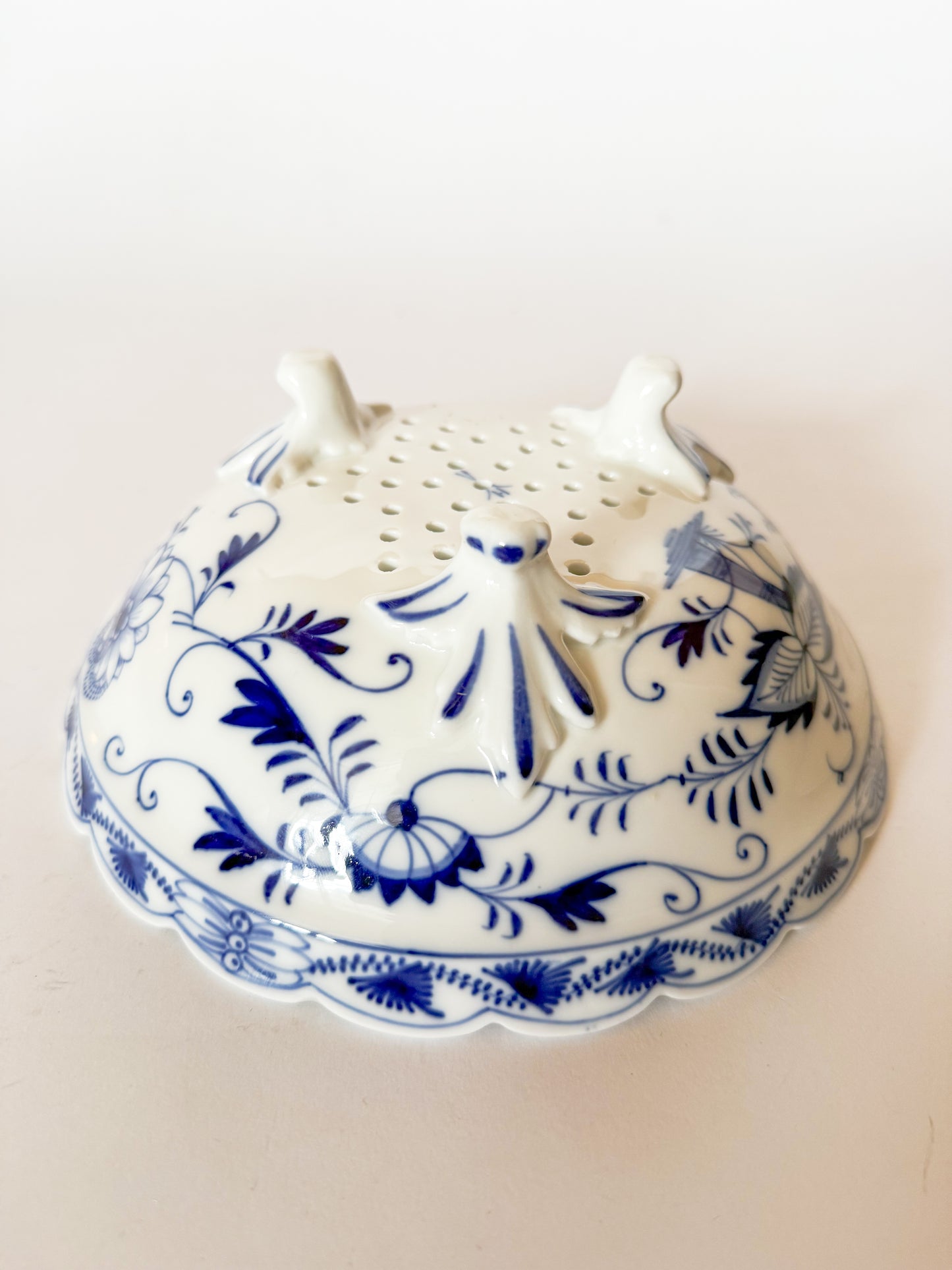 19th Century Franziska Hirsch Porcelain Scalloped Blue Onion Berry Bowl