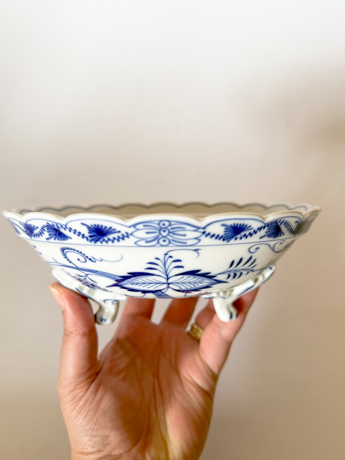 19th Century Franziska Hirsch Porcelain Scalloped Blue Onion Berry Bowl