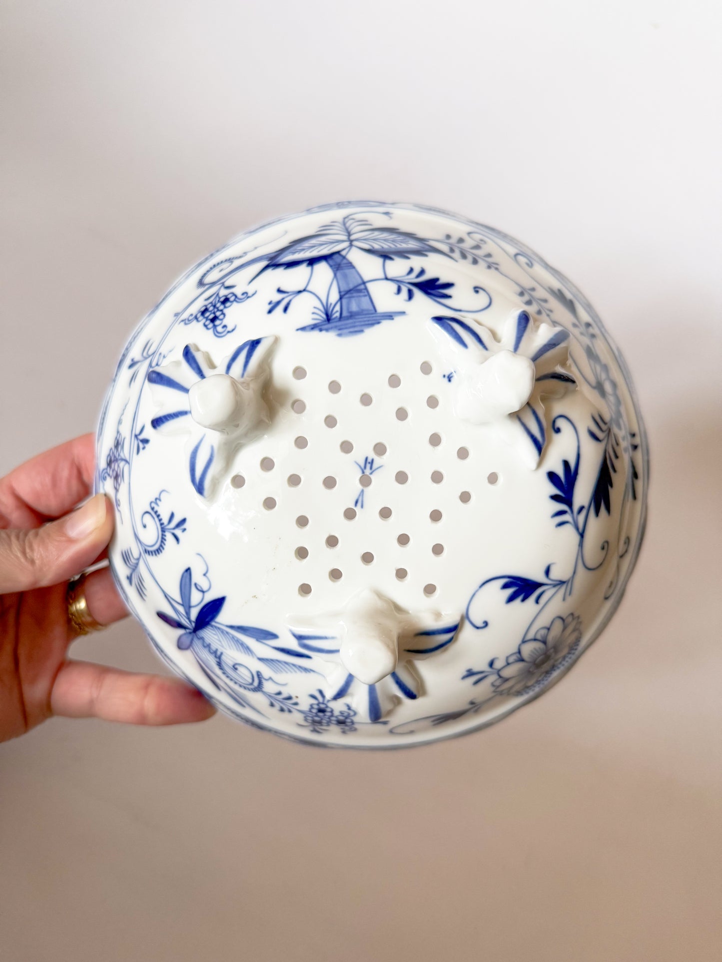 19th Century Franziska Hirsch Porcelain Scalloped Blue Onion Berry Bowl