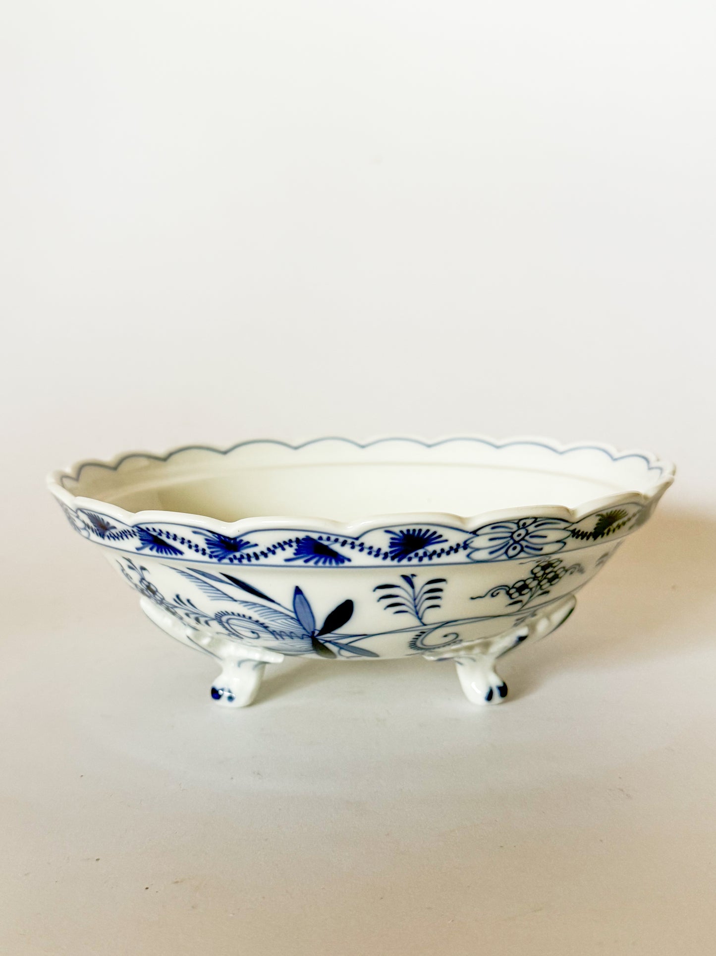 19th Century Franziska Hirsch Porcelain Scalloped Blue Onion Berry Bowl