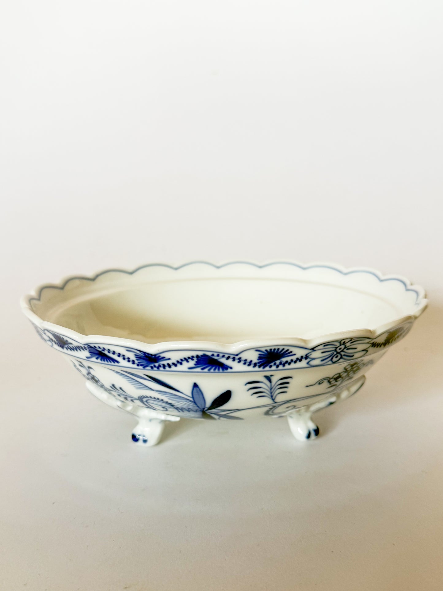 19th Century Franziska Hirsch Porcelain Scalloped Blue Onion Berry Bowl