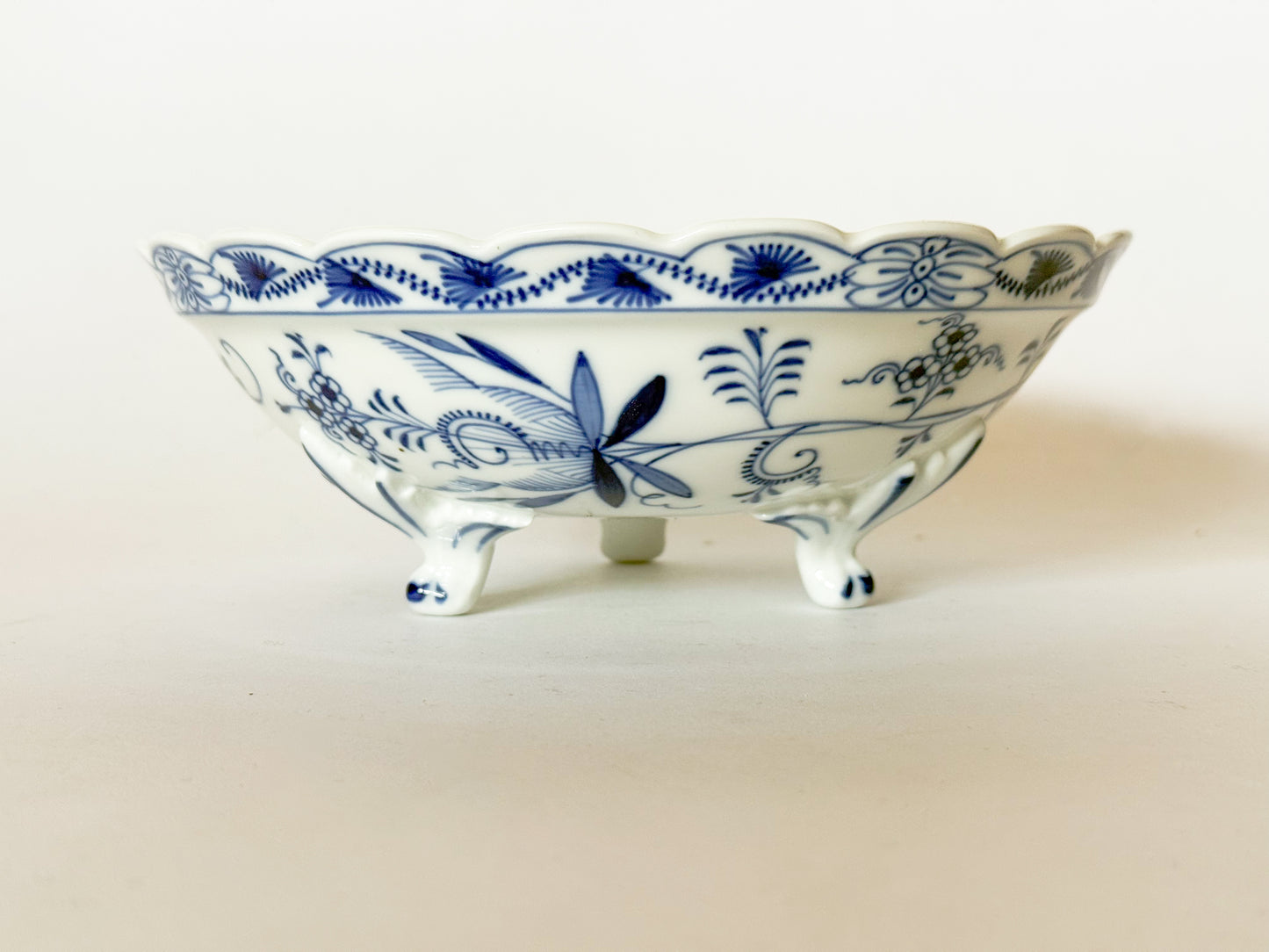 19th Century Franziska Hirsch Porcelain Scalloped Blue Onion Berry Bowl