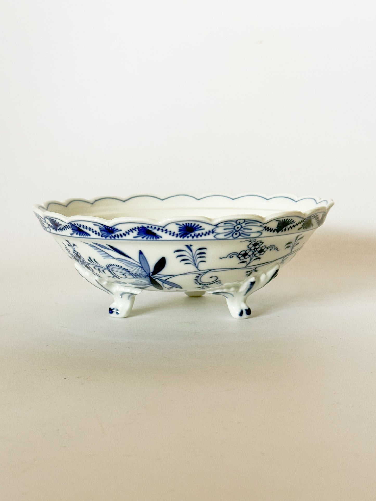 19th Century Franziska Hirsch Porcelain Scalloped Blue Onion Berry Bowl